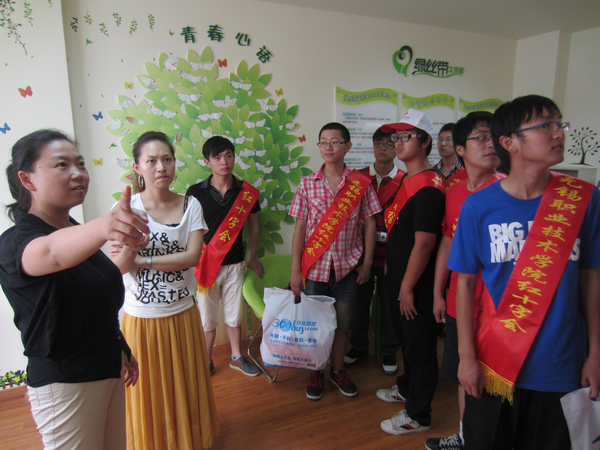 参观“七彩家园绿丝带工作室”